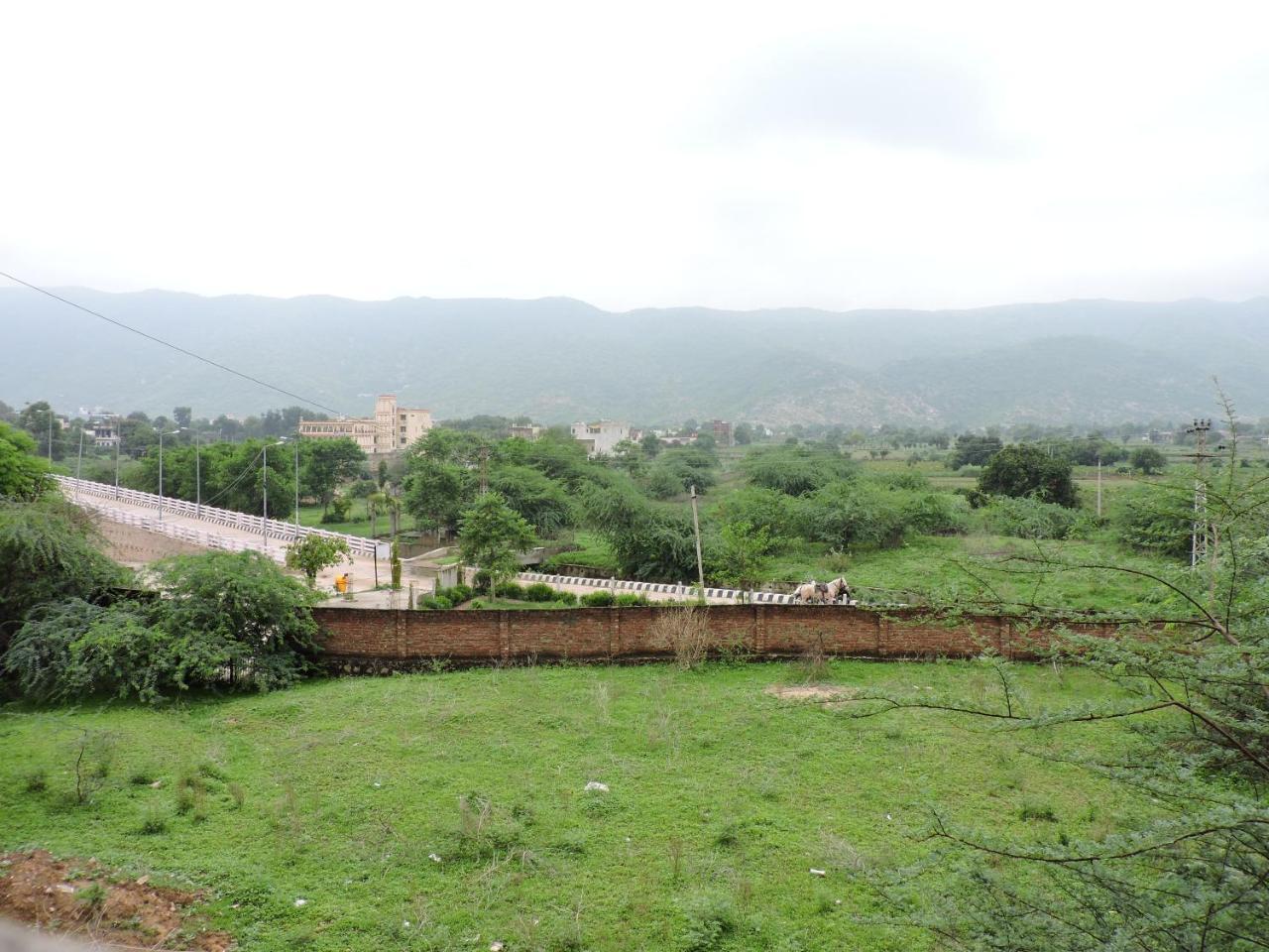 Radhika Palace Hotel Pushkar Exterior photo